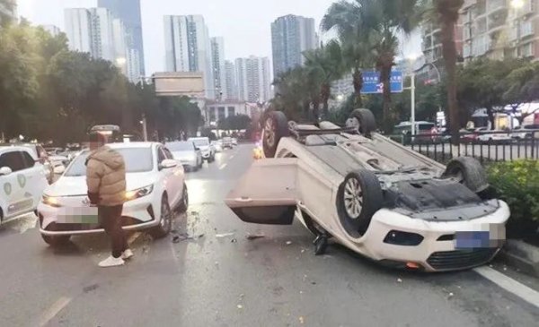 创元网配资 车被撞翻，损失10万！只因司机……