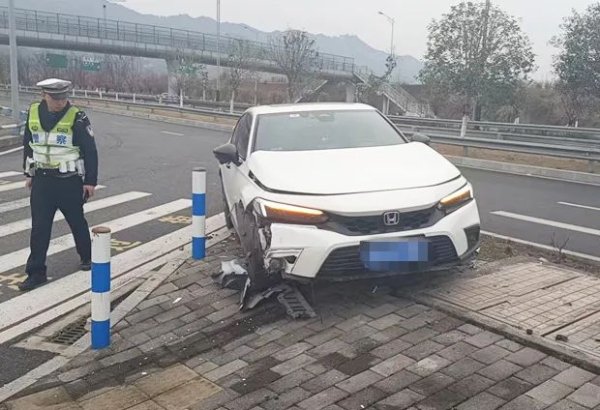 创元网配资 轿车弯道不减速，下一秒直接撞上路沿石