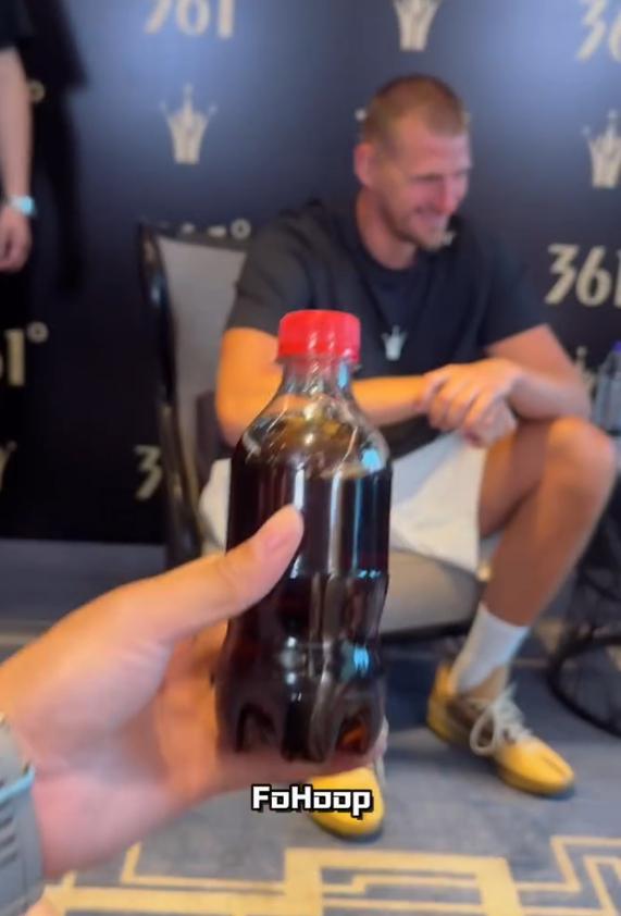 众诚速配 表情亮了！热情的中国球迷给约基奇递上“快乐水”